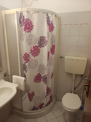 Economy Single Room | Bathroom | Shower, free toiletries, hair dryer, towels - San Cristoforo (Emilia-Romagna)