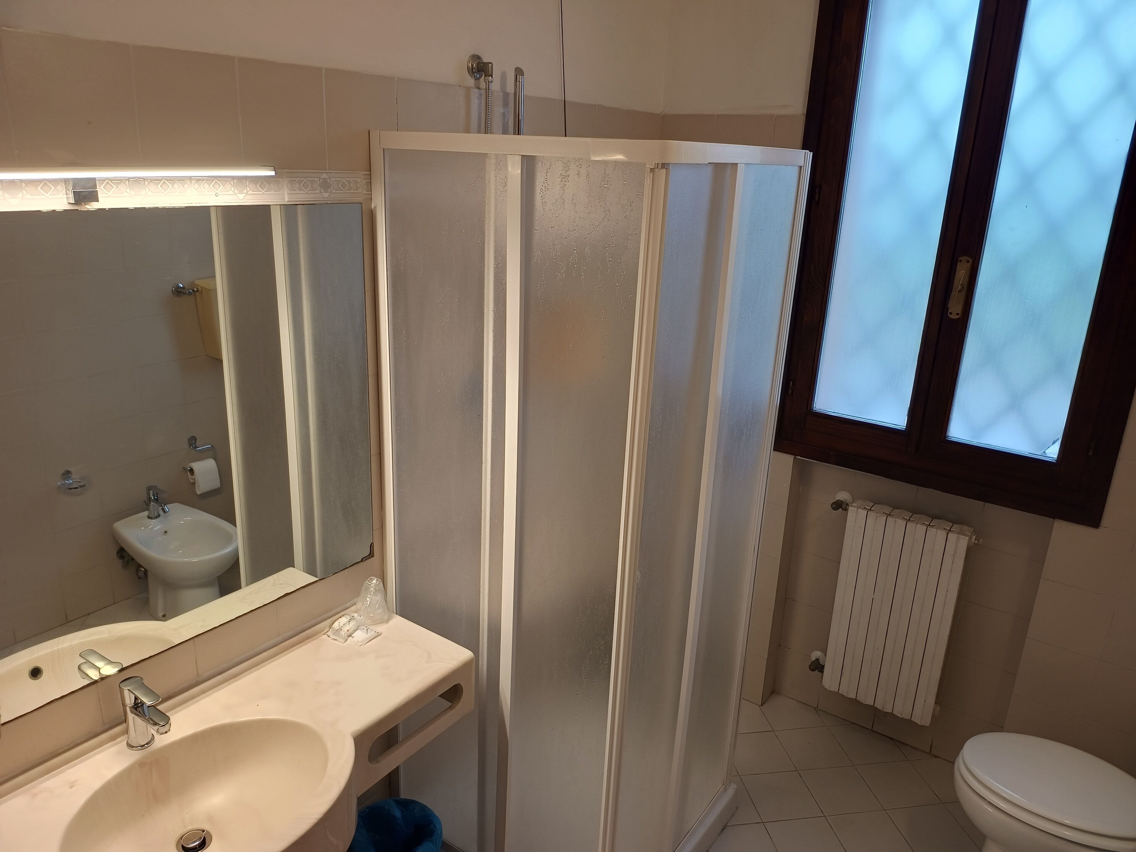 Comfort-Dreibettzimmer | Badezimmer | Dusche, Haartrockner, Handtücher, Seife