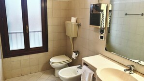 クラシック ダブルまたはツインルーム | バスルーム | シャワー、ヘアドライヤー、タオル、石鹸