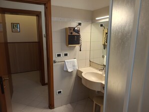 Comfort Triple Room | Bathroom | Shower, hair dryer, towels, soap - San Cristoforo (Faenza)