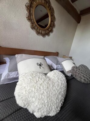 Kamar Double Comfort, pemandangan kebun | Meja kerja, ruang kerja ramah laptop, dan tirai kedap cahaya
