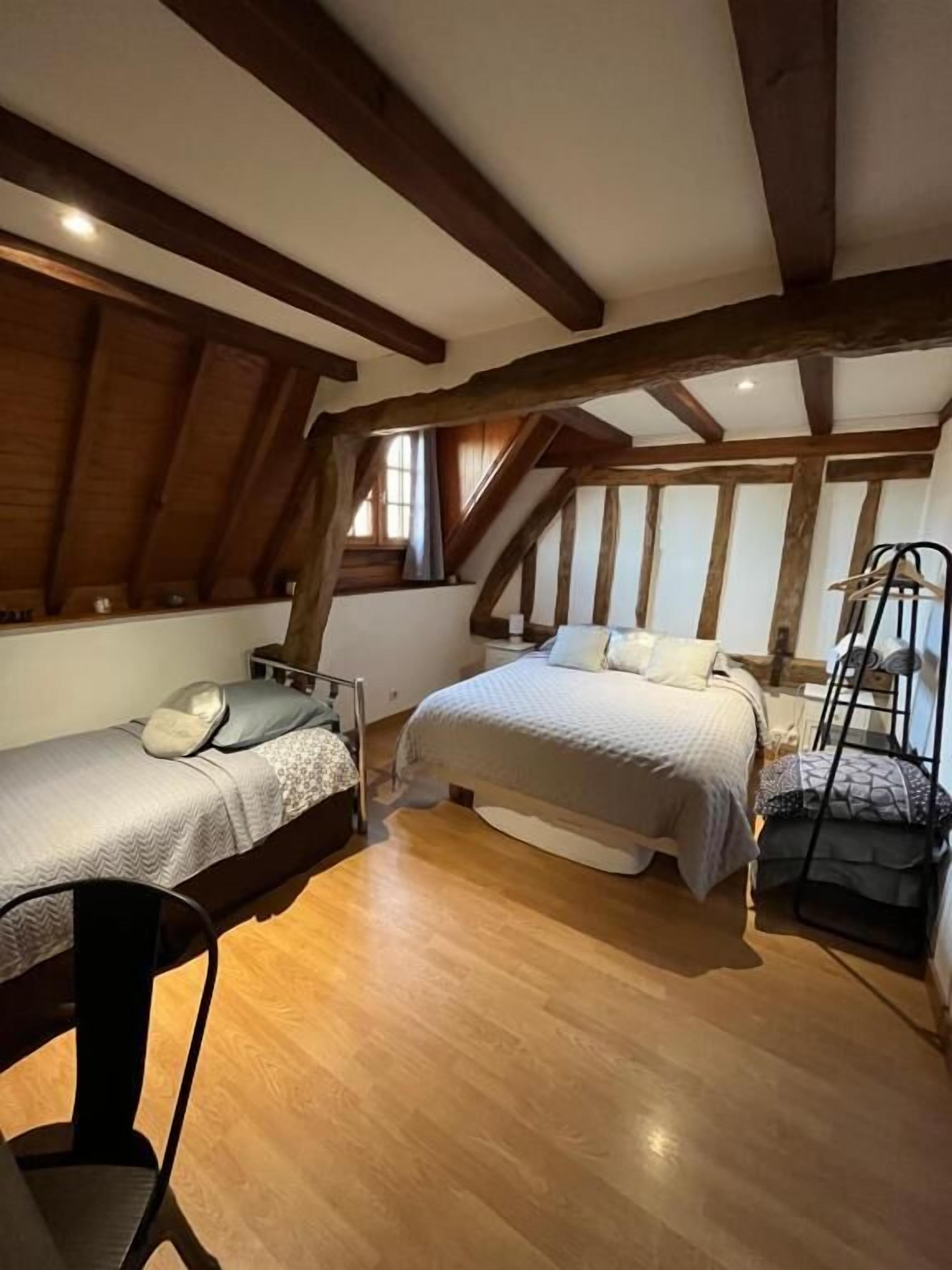 Escritorio, espacio para trabajar con laptop y cortinas blackout 