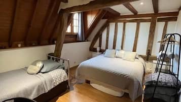 Escritorio, espacio para trabajar con laptop y cortinas blackout