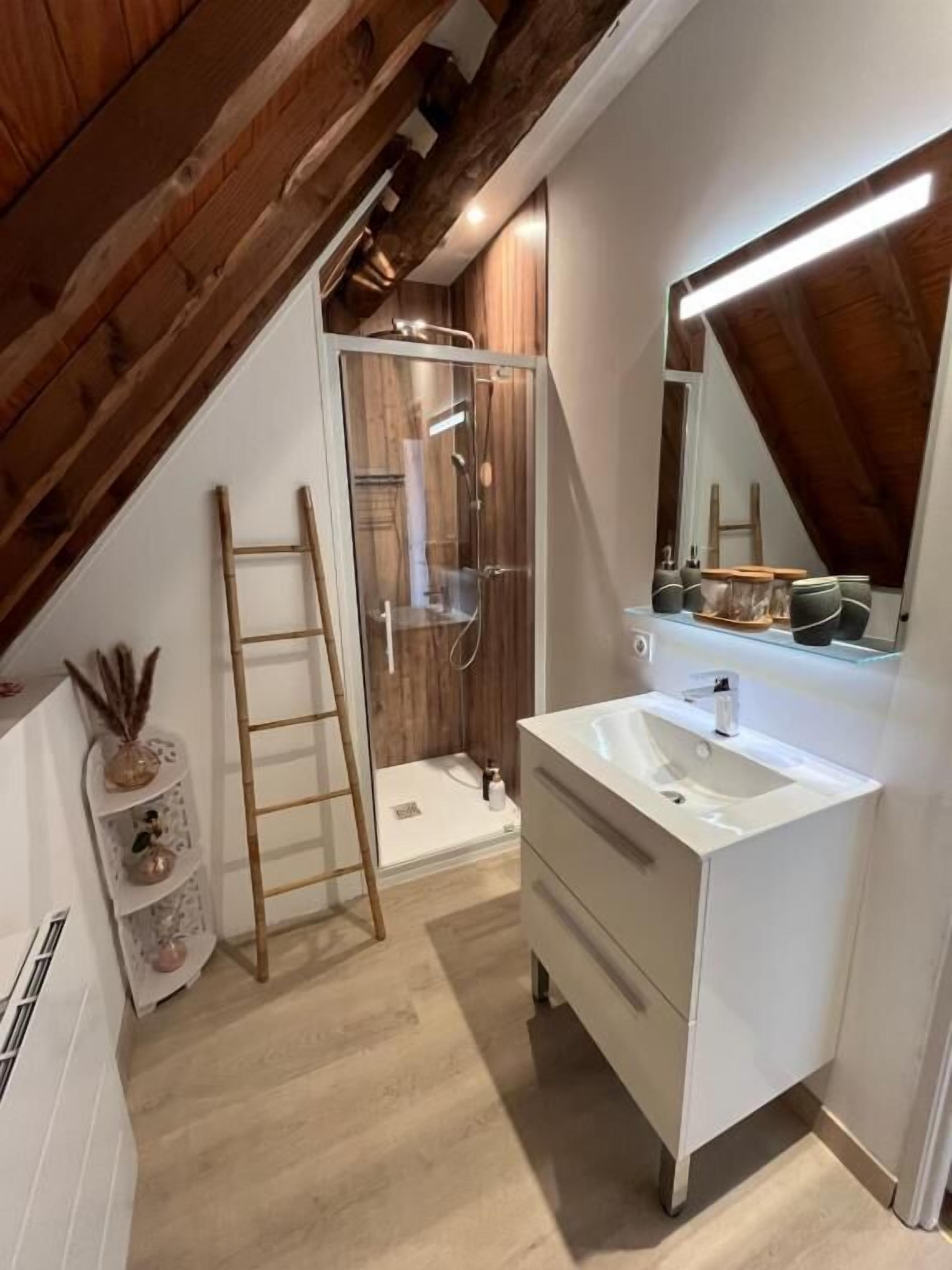 Een douche, gratis toiletartikelen, een haardroger, badjassen