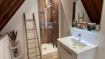 Een douche, gratis toiletartikelen, een haardroger, badjassen