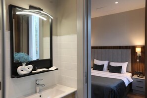 In-room safe, blackout curtains, soundproofing - White Hill Hotel Tbilisi (Tbilisi)