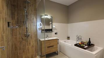 Dobbelt- eller tomannsrom – comfort, ikke-røyk, byutsikt | Bad | Tøfler