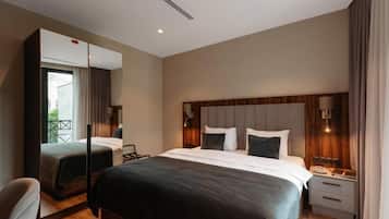 Dobbelt- eller tomannsrom – comfort, byutsikt | Safe på rommet, blendingsgardiner og lydisolert