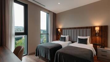 Safe på rommet, blendingsgardiner og lydisolert