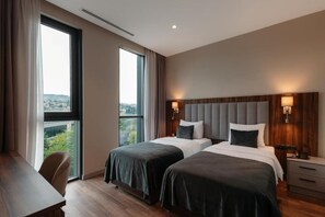 Safe på rommet, blendingsgardiner og lydisolert