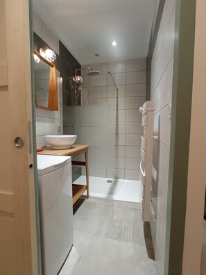 Een douche, een haardroger, handdoeken, zeep