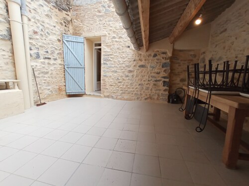 Appartement centre ville avec terrasse privative .