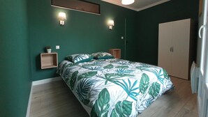 2 室のベッドルーム、アイロン / アイロン台、WiFi (無料)、ベッドシーツ