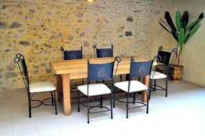 Dining - City center apartment with private terrace. (Alès)