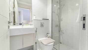 Shower, hair dryer, bidet, towels