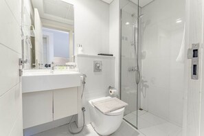 Shower, hair dryer, bidet, towels - HAVN - 3-Bedroom Villa in Damac Hills (Dubai)