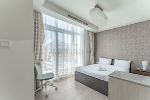 Iron/ironing board, WiFi, bed sheets - HAVN - 3-Bedroom Villa in Damac Hills (Dubai)