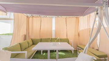 屋外ダイニングエリア