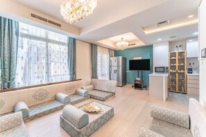 TV - HAVN - 3-Bedroom Villa in Damac Hills (Dubai)