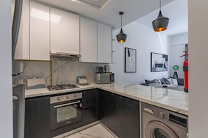 Een koelkast, een microgolfoven, een oven, een kookplaat