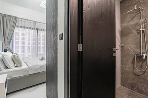 Een douche, een haardroger, een bidet, handdoeken