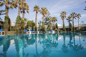 2 buitenzwembaden, parasols voor strand/zwembad