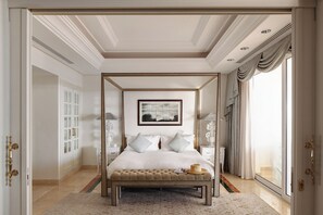 Deluxe suite, uitzicht op oceaan | Een kluis op de kamer, een bureau, verduisterende gordijnen