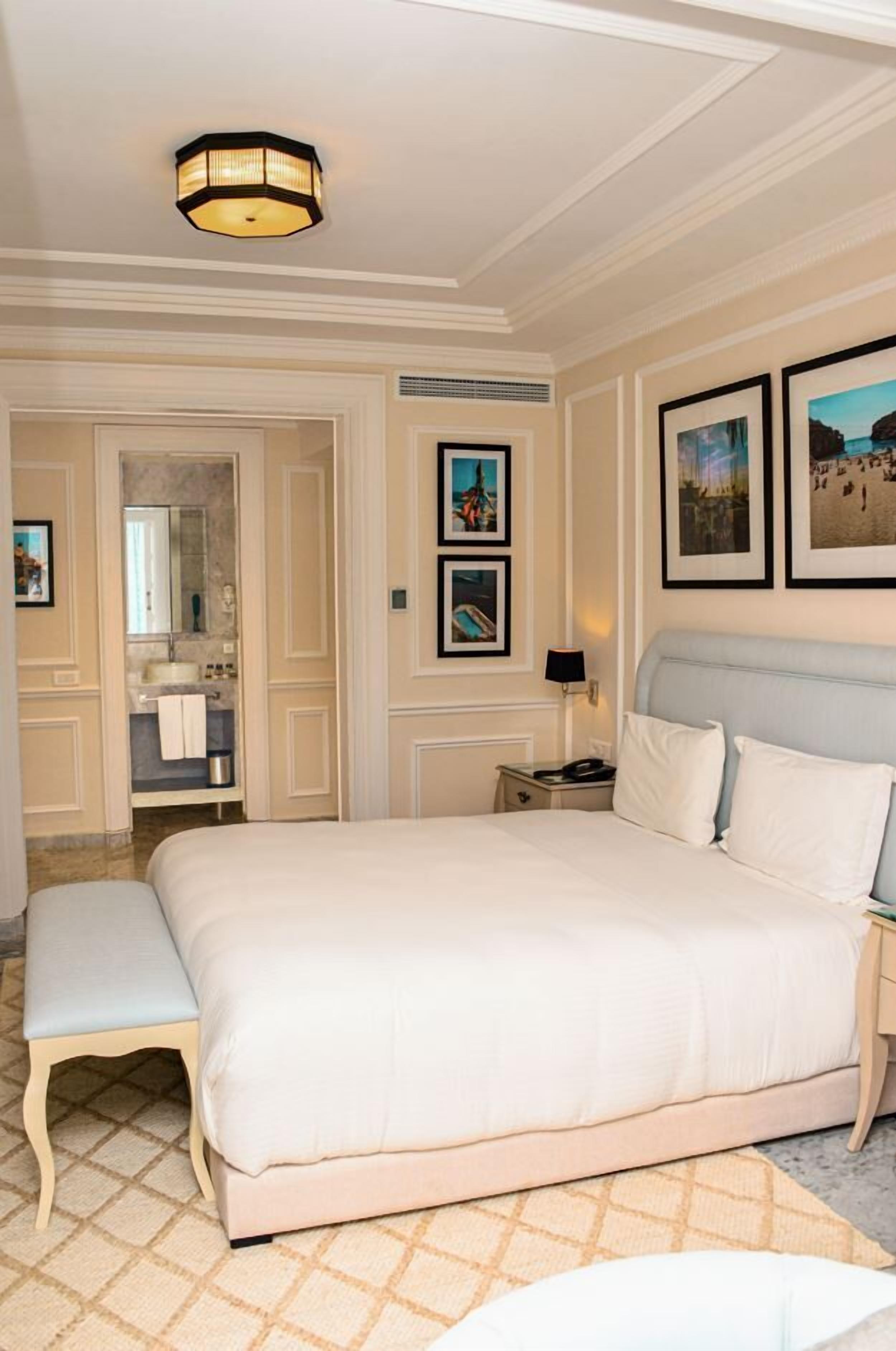 Junior suite, uitzicht op zwembad, tuin | Een kluis op de kamer, een bureau, verduisterende gordijnen