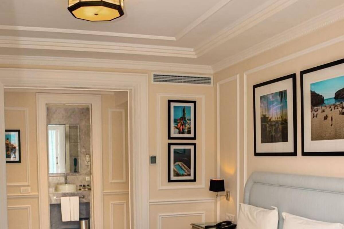 Junior suite, uitzicht op zwembad, tuin | Een kluis op de kamer, een bureau, verduisterende gordijnen