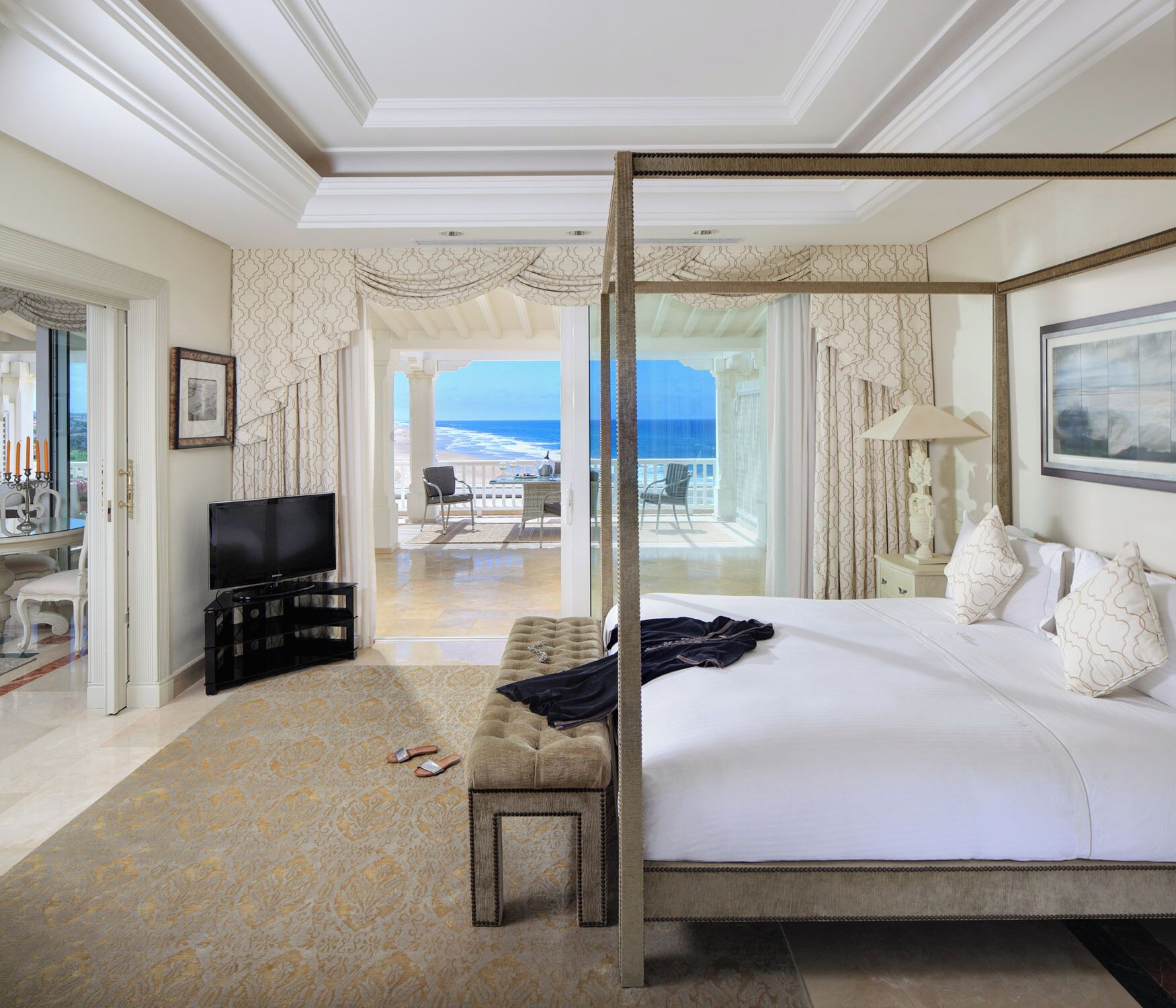 Deluxe suite, uitzicht op oceaan | Een kluis op de kamer, een bureau, verduisterende gordijnen