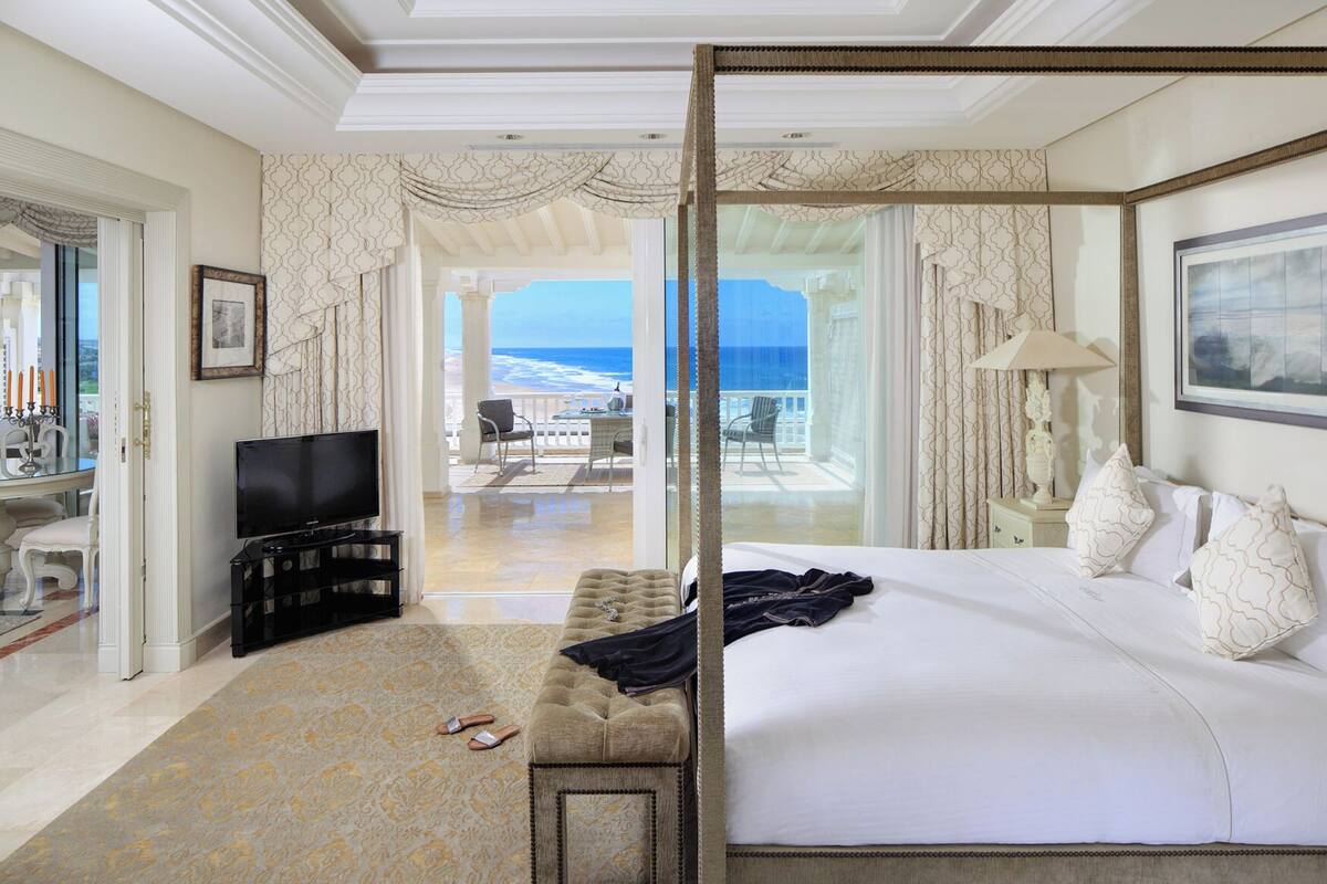 Deluxe suite, uitzicht op oceaan | Een kluis op de kamer, een bureau, verduisterende gordijnen