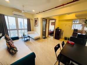 Smart TV - 1BR Service Apart Parel 3701 Near TMH By Florastays (Mumbai)