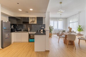 Wasserkocher mit Kaffee-/Teezubehör, Kühlschrank, Mikrowelle, Ofen