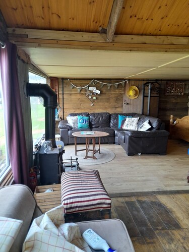 large cabin in enclosed garden with own parking ,stunning views ,pet friendly