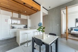 Wasserkocher mit Kaffee-/Teezubehör, Kühlschrank, Mikrowelle, Ofen