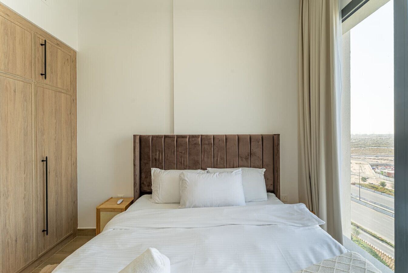 Een bureau, een strijkplank/strijkijzer, wifi, beddengoed