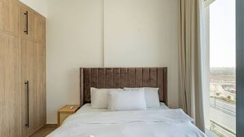 Een bureau, een strijkplank/strijkijzer, wifi, beddengoed