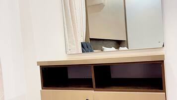 Deluxe Room, Balcony, City View | Interior