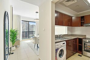 Fridge, microwave, oven, stovetop - HAVN - High Floor 1 bedroom in JLT (Dubai)