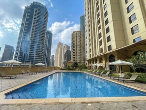Pool - Free housekeeping visits during your stay - StayShort - Modern 4 Bed Apartment in JBR that Sleeps 8 (JBR)