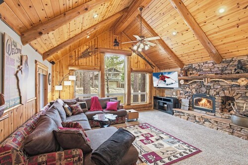 Custom Log Home! Covered Deck! PET FRIENDLY 🐾! Gameroom w/ Pool Table and 3 TV's! Fenced Yard!
