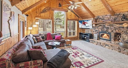 Custom Log Home! Covered Deck! PET FRIENDLY 🐾! Gameroom w/ Pool Table and 3 TV's! Fenced Yard!