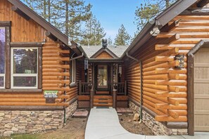 Exterior - Custom Log Home! Covered Deck! PET FRIENDLY 🐾! Gameroom w/ Pool Table and 3 TV's! Fenced Yard! (Big Bear Lake)