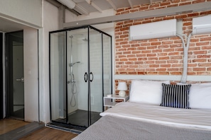 1 habitación, tabla de planchar con plancha, wifi y ropa de cama