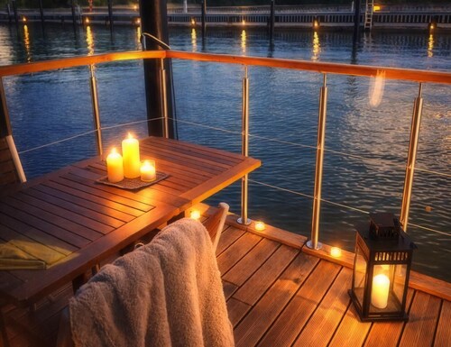 ÖKO Hausboot Morgenrot mit Sonnenterrasse & Hafenblick bei Stralsund