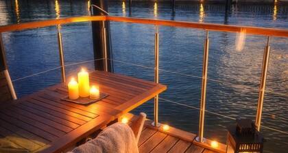 ÖKO Hausboot Morgenrot mit Sonnenterrasse & Hafenblick bei Stralsund