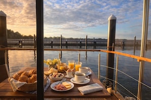 Outdoor dining - ÖKO houseboat Morgenrot with sun terrace & harbor view near Stralsund (Stralsund)