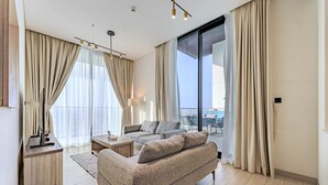 Ein modernes Wohnzimmer mit Sofa, Couchtisch und TV-Schrank.