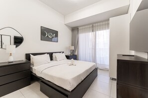 Tabla de planchar con plancha, wifi y ropa de cama 
