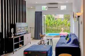 Smart TV - Cozy Villa in Seminyak. Pool, Netflix, HBO, Full Kitchen. Remote Work Friendly (Badung)
